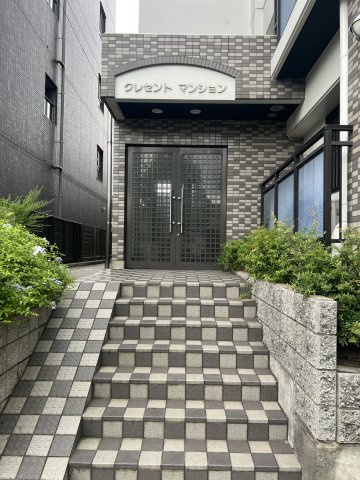クレセントマンションのエントランス