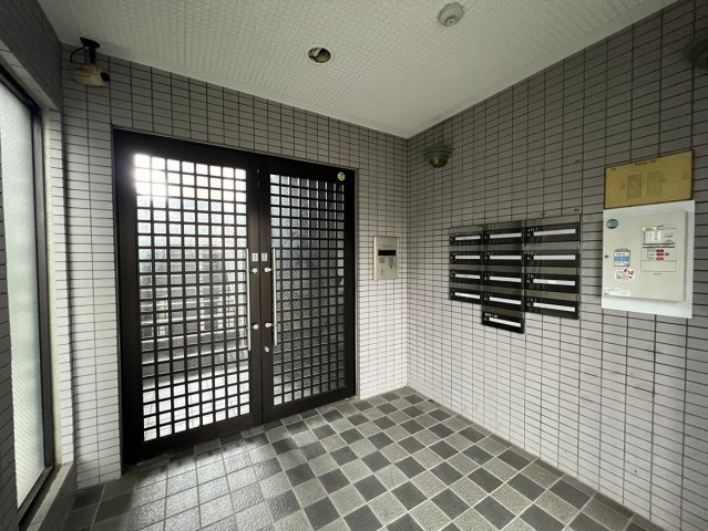 クレセントマンションのエントランス