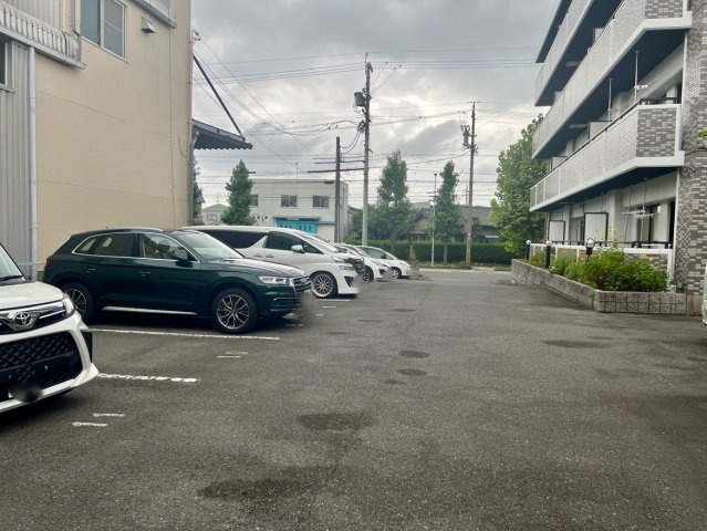 クレセントマンションの駐車場