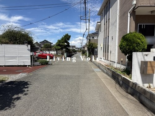 【仲介手数料０円】伊勢原市小稲葉　中古一戸建ての前面道路含む現地写真