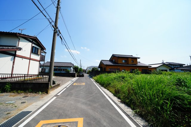 渋川市半田売地の前面道路含む現地写真
