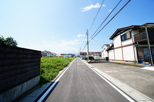 渋川市半田売地の前面道路含む現地写真