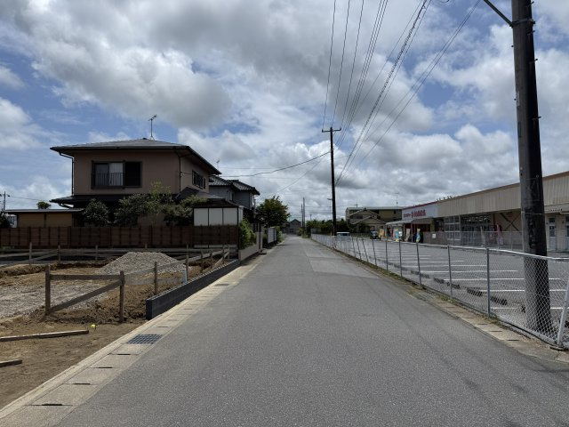 【北東・北西角地】山武市成東新築戸建の前面道路含む現地写真