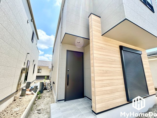 千種区池上町　1期の外観|スタイリッシュな玄関。落ち着いた色合いが印象的な住まいです。