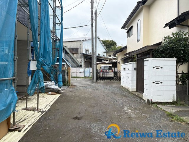 新築戸建て　茅ヶ崎市赤松町の前面道路含む現地写真