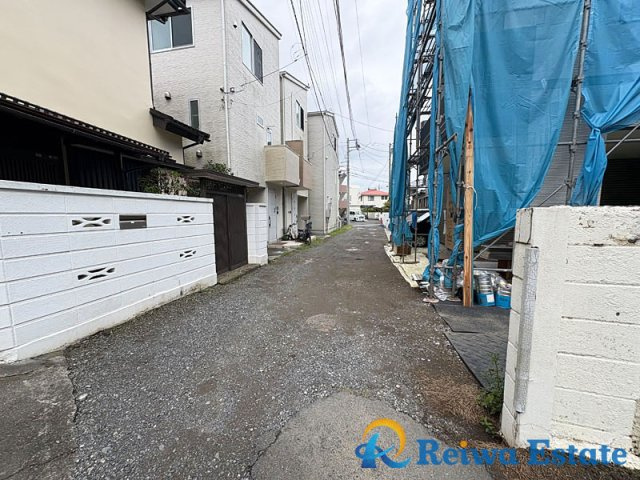 新築戸建て　茅ヶ崎市赤松町の前面道路含む現地写真