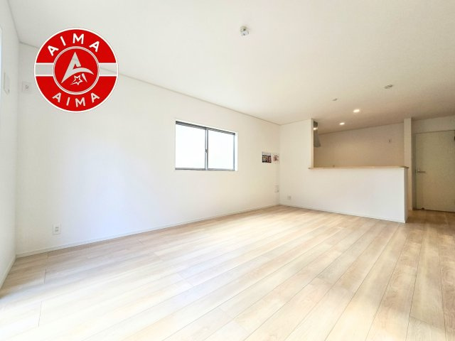 福岡市西区横浜1丁目第15-2棟（2号棟）の内観：施工例|キッチンからリビングをしっかり確認できます。家族の笑顔があふれる空間になりそうですね。