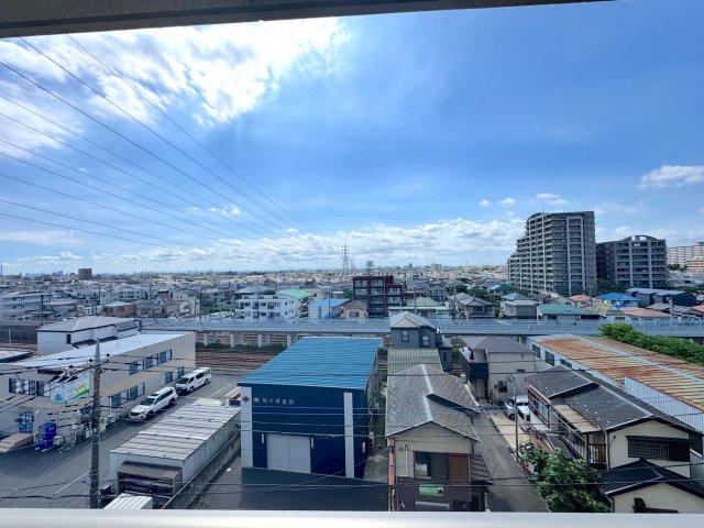 ゼクシア新松戸の展望|眺望
5階部分からの解放感あふれる眺望！前面に大きな遮蔽物がなく、心地よい風と陽光を感じながら開放的なロケーションをお楽しみいただけます。