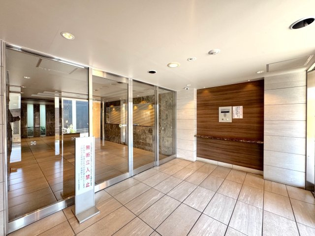 ゼクシア新松戸のエントランス|エントランスホール
クリーンに保たれたマンションのエントランスホール。管理が行き届いており、住民や訪問者を気持ちよく迎え入れる空間となっています。