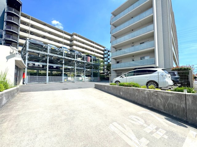 ゼクシア新松戸の駐車場|駐車場
敷地内に駐車スペースを確保（空き要確認）。愛車を敷地内に停められる安心感と、お買い物後の荷物の搬入のしやすさが魅力です。