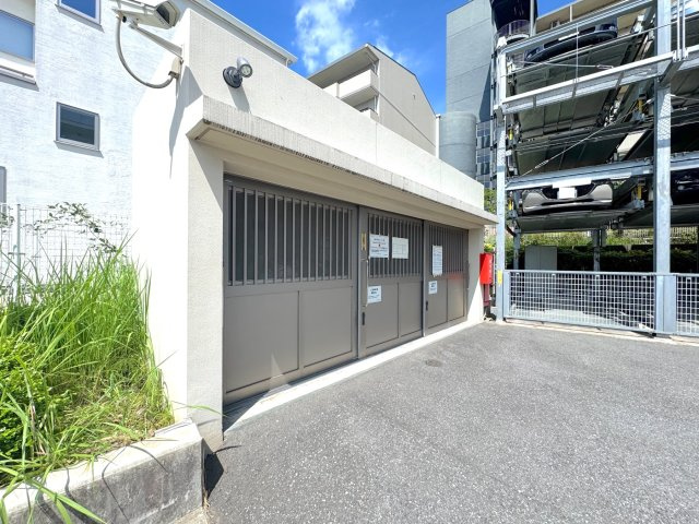 ゼクシア新松戸のその他共用部分|ゴミ置き場
敷地内に専用ゴミ置き場を設置。しっかり管理されており衛生面も安心。日常のゴミ出しもスムーズに行えて快適な暮らしをサポート。