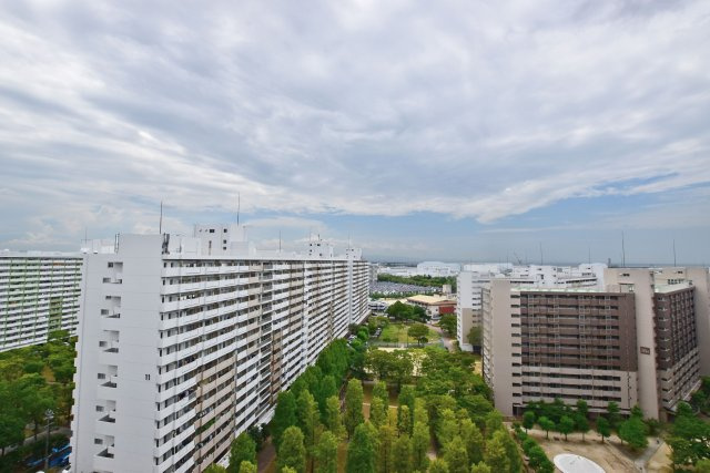 武庫川樹のまち第一第十三号棟の展望|-16階バルコニー-
最上階ならではの眺望が魅力のバルコニー。陽当たりと開放感に恵まれた、心地よい屋外スペースです。