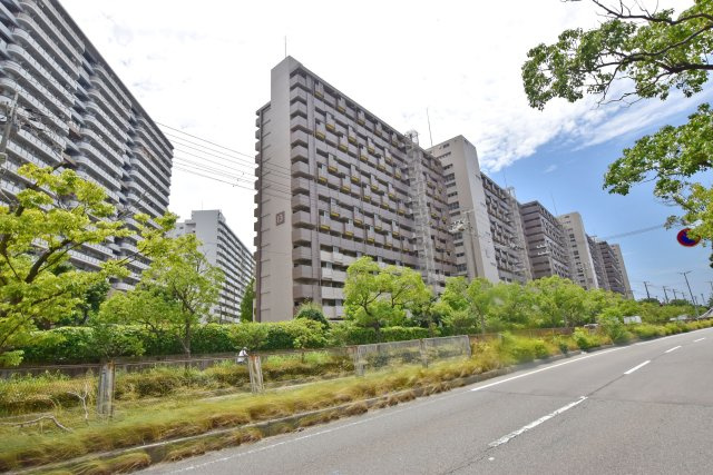 武庫川樹のまち第一第十三号棟の外観|総戸数616戸の大規模マンション！2025年大規模修繕済です。皆様からのご連絡を心よりお待ちしております。
