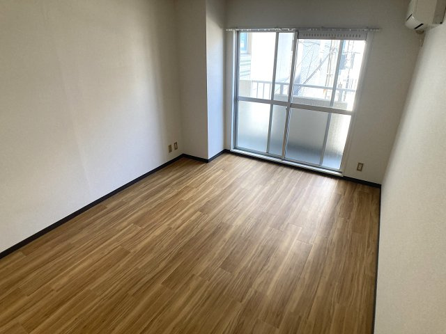 ハイツ湊川の居間・リビング|広めの洋室でゆったり過ごせます