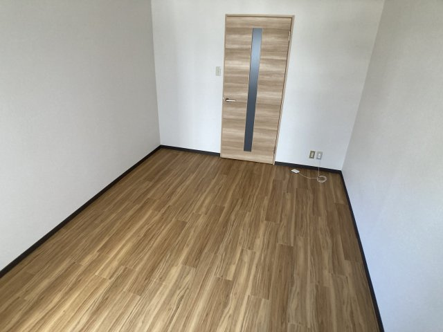 ハイツ湊川の居間・リビング|隅々綺麗にリフォーム済み