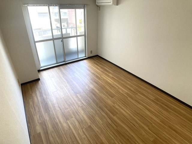 ハイツ湊川の内装|窓が大きく、採光がタップリ入ります