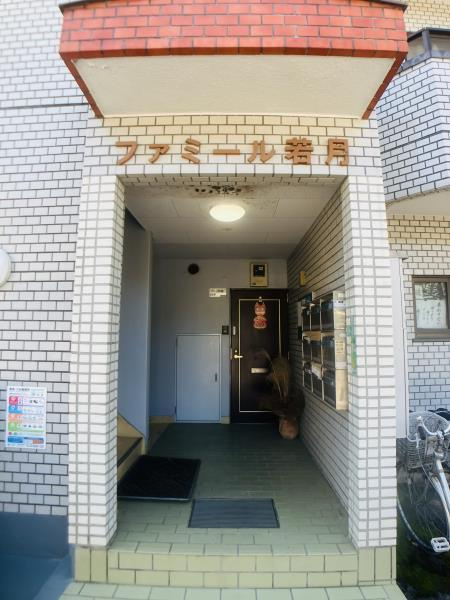 ファミール若月のエントランス|落ち着いたエントランスです