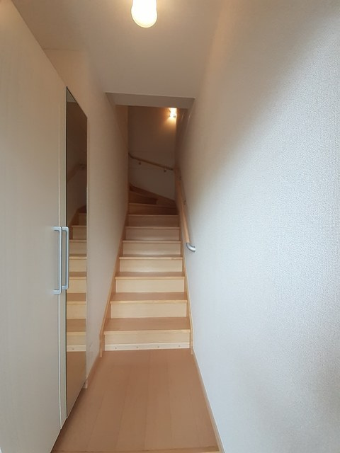 2階のお部屋の内階段になります