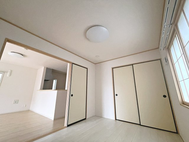 安積町荒井　中古戸建ての洋室|6帖の洋室はリビングのすぐ隣にあるのでお子様の遊び場やお昼寝などに最適です！
