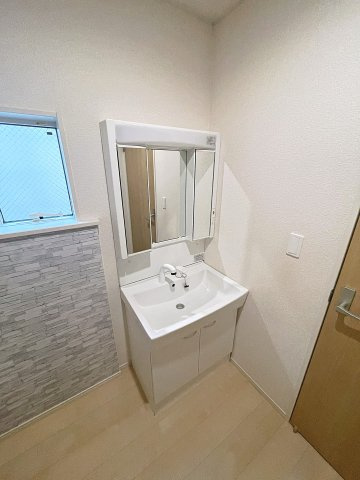 安積町荒井　中古戸建ての独立洗面台