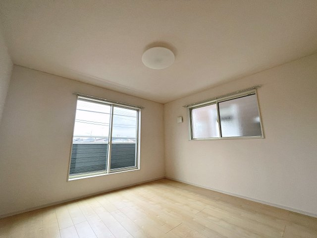 安積町荒井　中古戸建ての洋室|バルコニーに面した明るいお部屋です！
