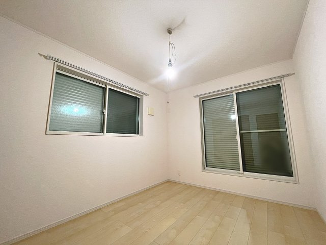 安積町荒井　中古戸建ての洋室|全部屋シャッター付きで防犯面としても安心！暴風雨から窓を守ってくれます！