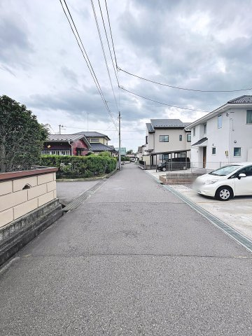 安積町荒井　中古戸建ての前面道路含む現地写真|前面道路