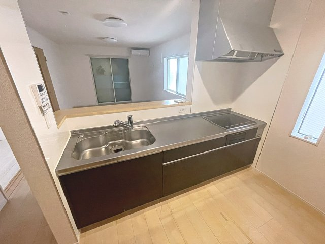 安積町荒井　中古戸建てのキッチン|カウンター越しに会話が弾み、家族とのつながりを感じられる対面キッチンです！