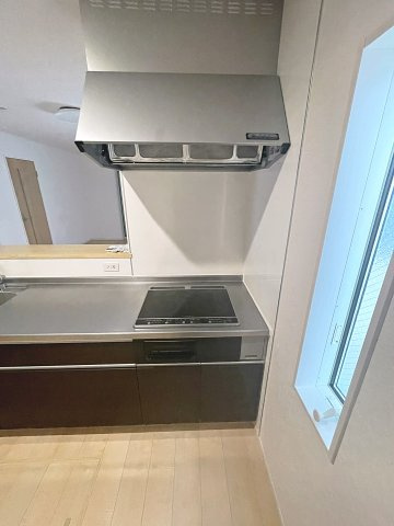 安積町荒井　中古戸建てのキッチン|IHクッキングヒーターで火災の心配を軽減してくれます！フラットなのでお掃除がしやすいです！
