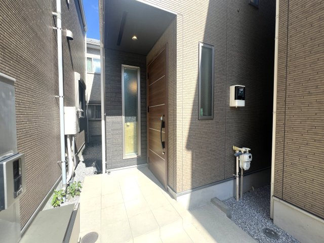 羽沢国大駅が最寄りの築後わずが６年の戸建♪電車も車も新幹線も！何使うにも便利で嬉しすぎな反面、ココに住んだらこの地からは出られなくなるリスクあり！！な、【保土ヶ谷区釜台町】リノベーション中古戸建の玄関|きれいな玄関です