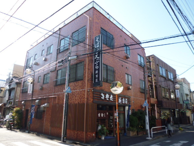 新力ハウスの外観|1階はお蕎麦屋さん！美味しそうなダシの香りが漂ってます☆
