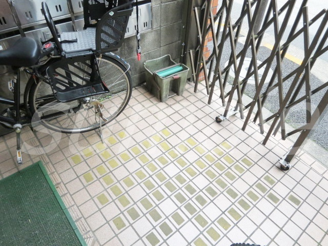 新力ハウスのロビー|閑静な道路に面しています☆