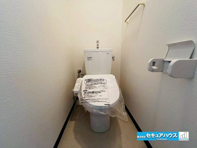 シティオ岩崎台のトイレ|【高機能トイレ】
◆高機能トイレの多くは便器のフタの開閉が自動であり、使用後に手動で水を流す面倒もなく非常に便利です。スタイリッシュな見た目で、お掃除しやすく、節水効果が高いです。　　　　　　　　　　