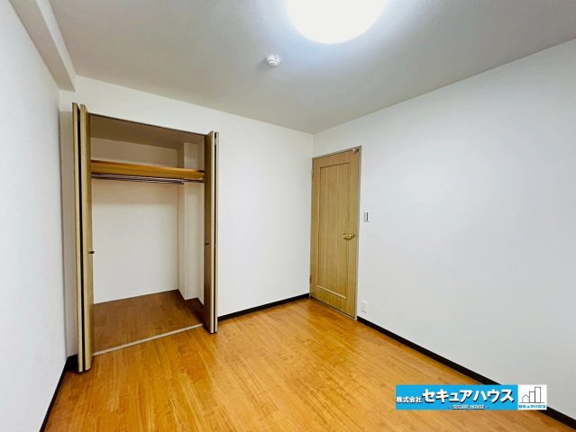 シティオ岩崎台の洋室|【洋室約6.2帖】
◆広々とした居住空間は日々の暮らしを彩り、心のやすらぎと満足感を与えてくれます。通風と採光を考慮した設計は子供たちはのびのび育ち、家族でくつろぎと団らんを生み出します。　　　　　　