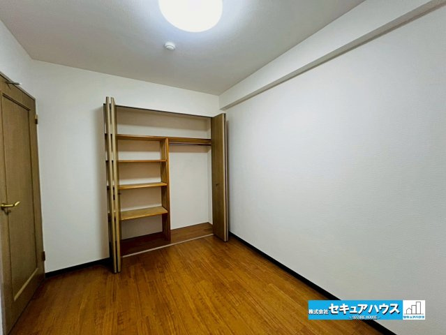 シティオ岩崎台の洋室|【洋室約5.0帖】
◆家族一人ひとりの大切なプライベート空間。趣味に合わせて使って頂けるようシンプルに仕上げてあります。暮らし心地を大きく左右する収納を、適材適所に配置し使い勝手を考慮しました。　　　