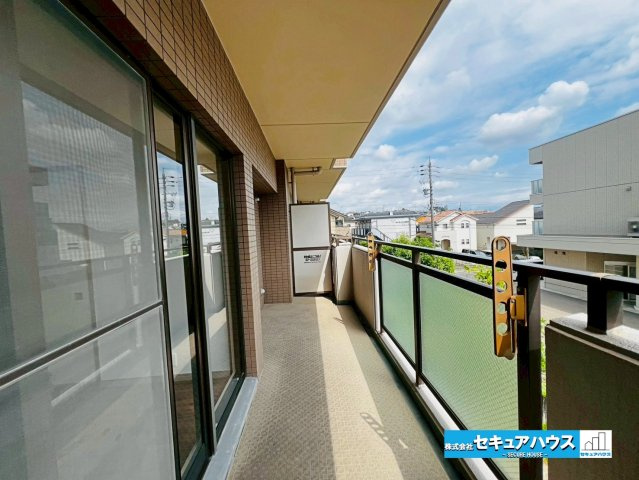 シティオ岩崎台のバルコニー|【バルコニー】
◆見晴らしもよく、太陽の温かな温もりをめいっぱい受け止めてくれます。
◆南向きで洗濯物も良く乾きます♪
◆ワイドバルコニーのため広くスペースを利用できるのも魅力です。　　　　　　　　　
