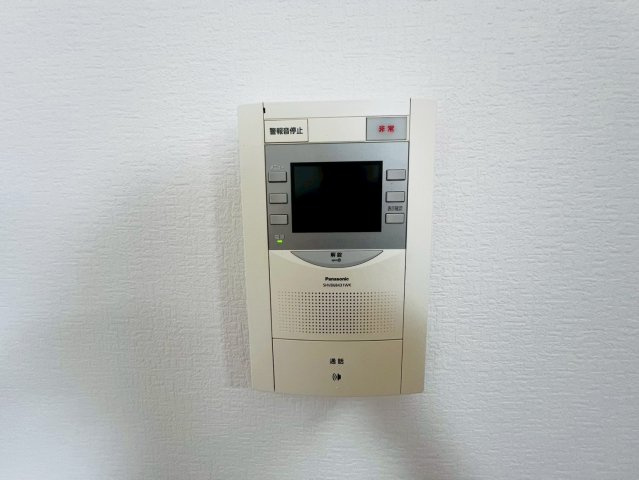 シティオ岩崎台の防犯設備|【TVモニター付きインターホン】
◆しつこい営業や見知らぬ相手を事前に回避でき、 留守中の来訪者も自動録画機能で確認できるため、高い防犯効果を発揮します。　　　　　　　　　　　　　　　　　　　　　　　
