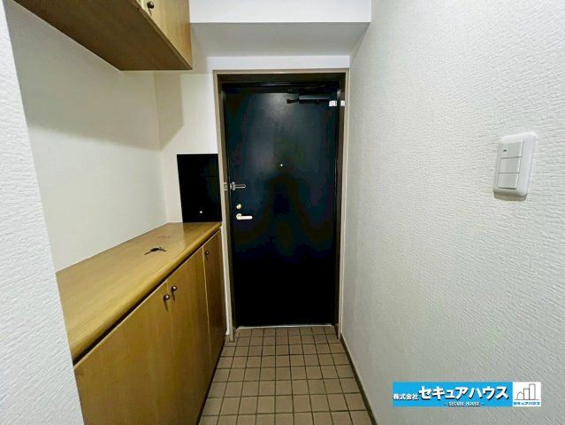 シティオ岩崎台の玄関|【玄関】
◆収納力の豊富なシューズボックスがございます。吊り戸棚は、シューズボックス上部のデッドスペースを活かし、季節外れの靴や日用品のストックを収納するのに最適です♪玄関周りがすっきりと片付きます。