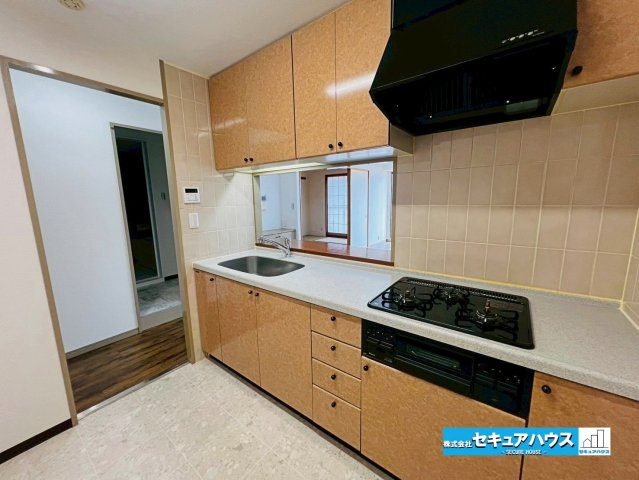 シティオ岩崎台のキッチン|【キッチン】
◆対面式キッチンのためリビングの様子を見ながら料理できます。
◆吊戸棚付きで収納豊富です♪食器やキッチン器具などがすっきりと片付きます。　　　　　　　　　　　　　　　　　　　　　　　　　