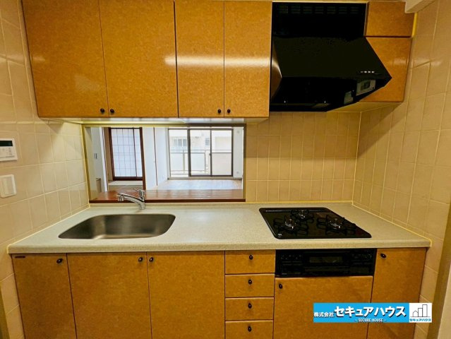 シティオ岩崎台のキッチン|【キッチン】
◆同時にたくさんの料理が調理できる3口コンロ付きです。「焼く・蒸す・煮る」の工程を同時進行で進めることができるので、料理を素早く作ることができます。育児でバタバタ忙しいママに嬉しい♪　　