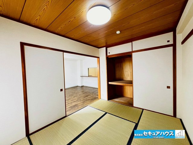 シティオ岩崎台の和室|【和室6帖】
◆リビングに続く和室は、扉を開ければ一体化したスペースとして開放感が増します。お子様の遊び場や寝転がるスペースとして利用できます。来客時には扉を閉めれば客間としても利用できます。　　　　