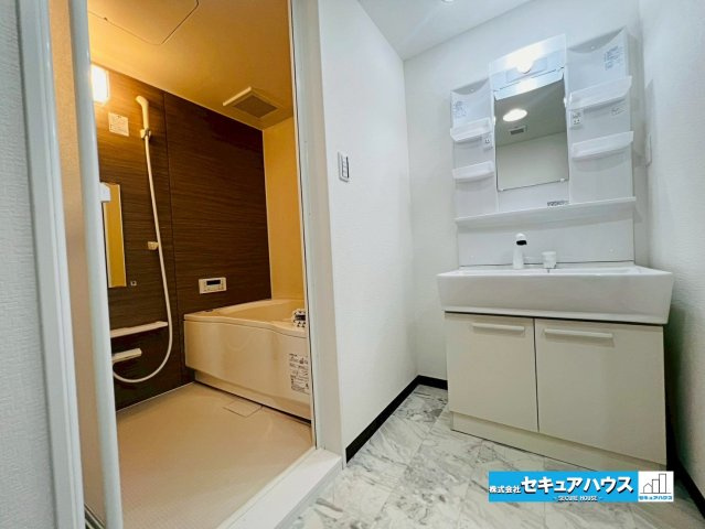 シティオ岩崎台の独立洗面台|【洗面台】
◆鏡の裏にはたっぷりと収納スペースを標準装備！
◆電源を付属しているのでドライヤーなど利用できます。
◆洗面台下にも洗剤やシャンプーのストックなどをしまうことができます。　　　　　　　　　