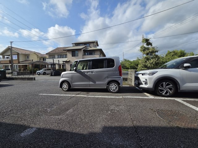 コルティーレ弐番館の駐車場