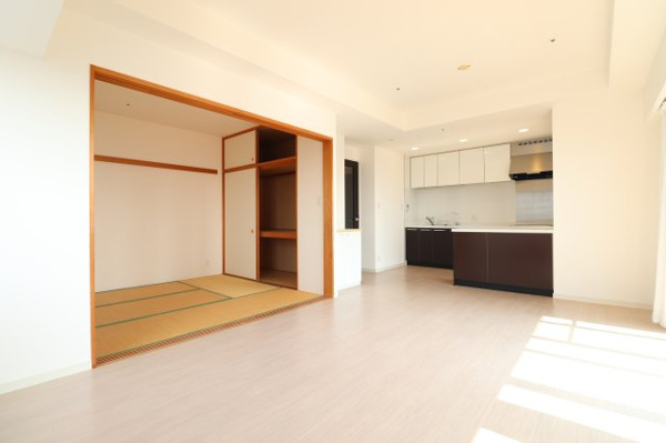 【居間・リビング】 | 【リビングダイニング】お部屋全体がとても明るく、暖かみある空間です☆