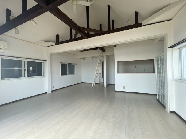 明石市大久保町谷八木戸建の居間・リビング
