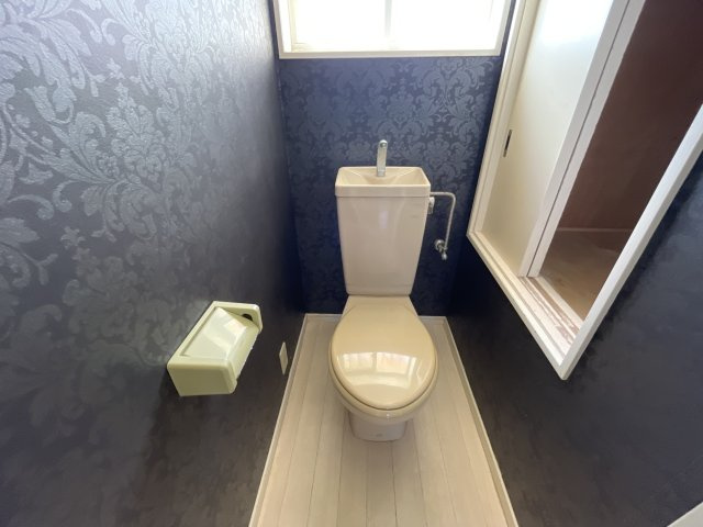 明石市大久保町谷八木戸建のトイレ