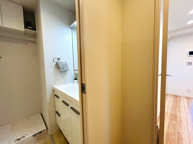 見て見て！！駅が目の前！！ワンチャン傘なくても暮らせそうな距離感！！走れば２秒！で、フランス人もビックリ！な、【リフォーム／シーアイマンション神奈川】の内装|物件の内装です