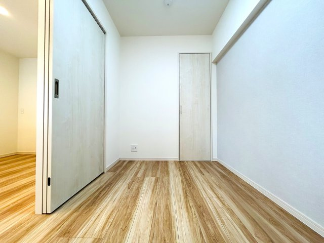 見て見て！！駅が目の前！！ワンチャン傘なくても暮らせそうな距離感！！走れば２秒！で、フランス人もビックリ！な、【リフォーム／シーアイマンション神奈川】の洋室|きれいな洋室です