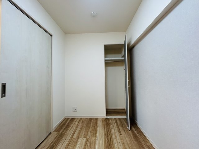 見て見て！！駅が目の前！！ワンチャン傘なくても暮らせそうな距離感！！走れば２秒！で、フランス人もビックリ！な、【リフォーム／シーアイマンション神奈川】の洋室|洋室です