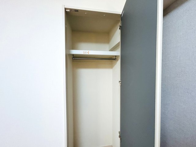 見て見て！！駅が目の前！！ワンチャン傘なくても暮らせそうな距離感！！走れば２秒！で、フランス人もビックリ！な、【リフォーム／シーアイマンション神奈川】の収納|収納豊富です